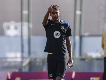 Lamine Yamal durante un entrenamiento del FC Barcelona