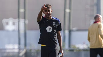 Lamine Yamal durante un entrenamiento del FC Barcelona