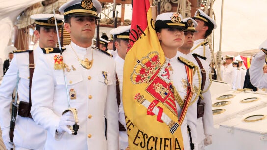 La princesa de Asturias, Leonor de Borb&oacute;n, porta la bandera nacional de Espa&ntilde;a durante el acto de jura de bandera abordo del buque escuela de la Armada espa&ntilde;ola Juan Sebasti&aacute;n Elcano 