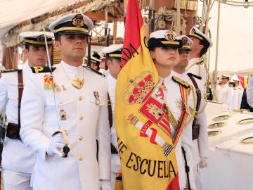 La princesa de Asturias, Leonor de Borbón, porta la bandera nacional de España durante el acto de jura de bandera abordo del buque escuela de la Armada española Juan Sebastián Elcano 