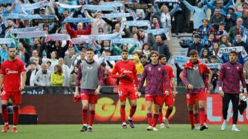 Los jugadores del Sevilla tras la derrota ante el Celta de Vigo