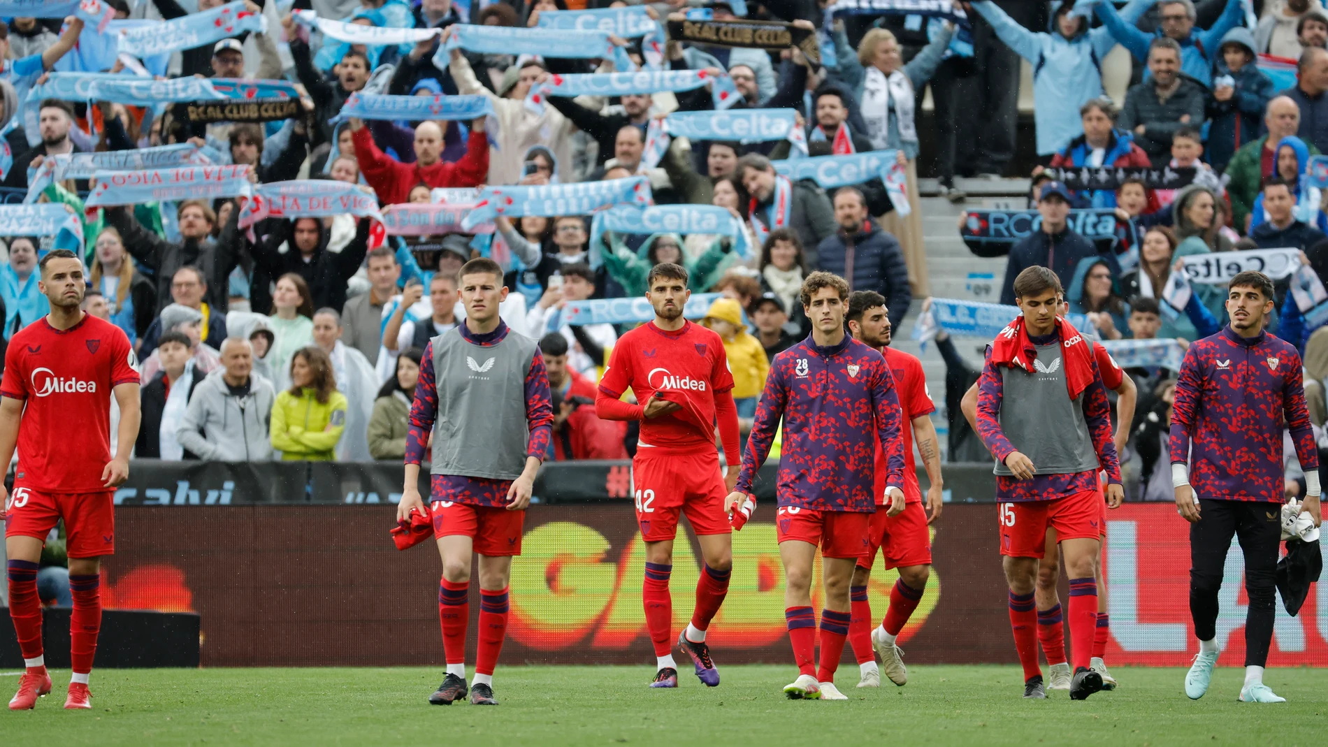 Los jugadores del Sevilla tras la derrota ante el Celta de Vigo Los jugadores del Sevilla tras la derrota ante el Celta de Vigo