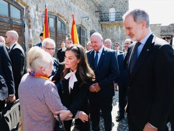 Los Reyes rinden homenaje a los españoles de Mauthausen en el 80 aniversario de la liberación del campo