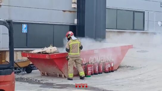 Bombero de la Generalitat trabajando en las labores de extinci&oacute;n