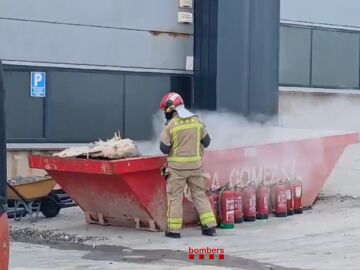 Bombero de la Generalitat trabajando en las labores de extinción