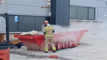 Bombero de la Generalitat trabajando en las labores de extinción Bombero de la Generalitat trabajando en las labores de extinción