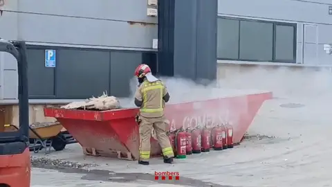 Bombero de la Generalitat trabajando en las labores de extinción Bombero de la Generalitat trabajando en las labores de extinción