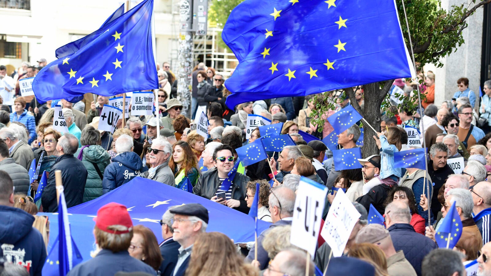 Miles de personas se concentran en el centro de Madrid para defender los valores europeos
