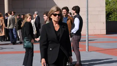 Cari Lapique en el tanatorio de Alfonso de Borbón y Escasany Cari Lapique en el tanatorio de Alfonso de Borbón y Escasany