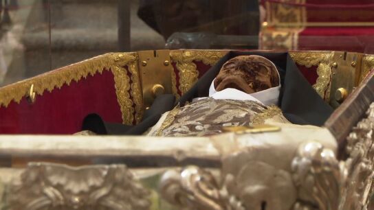 Hist&oacute;rica imagen del cuerpo momificado de Santa Teresa abierto al p&uacute;blico en Salamanca
