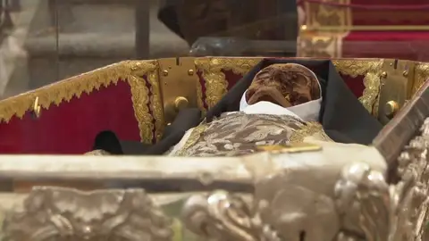 Histórica imagen del cuerpo momificado de Santa Teresa abierto al público en Salamanca Histórica imagen del cuerpo momificado de Santa Teresa abierto al público en Salamanca