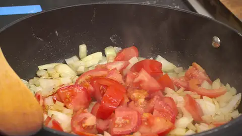 Agrega el tomate concentrado Agrega el tomate concentrado