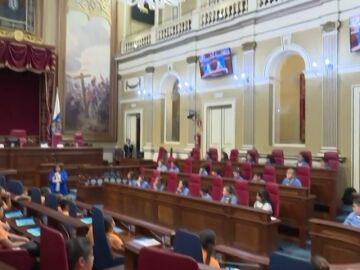  70 escolares de toda Canarias protagonizan el Pleno del Parlamento de la región: "Más respetuosos que los diputados"