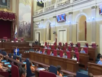 70 escolares de toda Canarias protagonizan el Pleno del Parlamento de la región: "Más respetuosos que los diputados" 70 escolares de toda Canarias protagonizan el Pleno del Parlamento de la región: "Más respetuosos que los diputados"