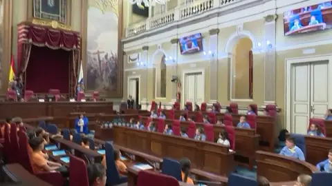 70 escolares de toda Canarias protagonizan el Pleno del Parlamento de la región: "Más respetuosos que los diputados" 70 escolares de toda Canarias protagonizan el Pleno del Parlamento de la región: "Más respetuosos que los diputados"