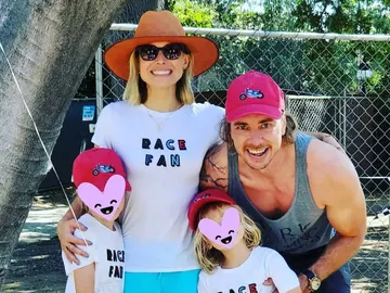 Kristen Bell y Dax Shepard con sus hijas Kristen Bell y Dax Shepard con sus hijas