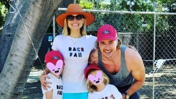 Kristen Bell y Dax Shepard con sus hijas
