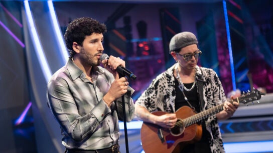 &iexcl;Menudo regalo! Sebasti&aacute;n Yatra interpreta en directo su nuevo tema 'Disco rayado'