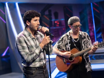 ¡Menudo regalo! Sebastián Yatra interpreta en directo su nuevo tema 'Disco rayado'