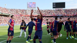 Lamine Yamal y los jugadores del Barcelona celebran la victoria en el Cl&aacute;sico