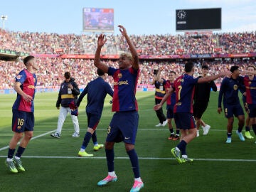 Lamine Yamal y los jugadores del Barcelona celebran la victoria en el Clásico