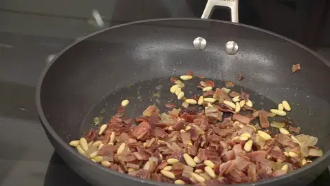 Incorpora los piñones y rehoga todo a fuego medio Incorpora los piñones y rehoga todo a fuego medio
