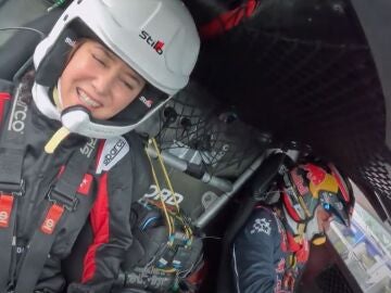 La reacción de Isabel Díaz Ayuso al dar una vuelta al trazado de Madring junto a Carlos Sainz
