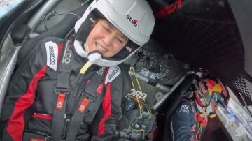 La reacción de Isabel Díaz Ayuso al dar una vuelta al trazado de Madring junto a Carlos Sainz