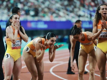 El relevo de 4x400 celebra la medalla de oro en Guangzhou, China