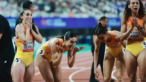 El relevo de 4x400 celebra la medalla de oro en Guangzhou, China El relevo de 4x400 celebra la medalla de oro en Guangzhou, China