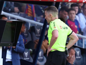 Alejandro Hernández Hernández revisa una jugada en el VAR durante el Clásico