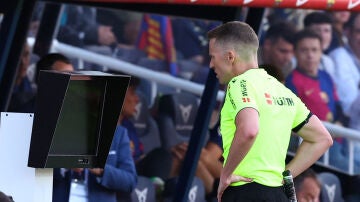 Alejandro Hernández Hernández revisa una jugada en el VAR durante el Clásico