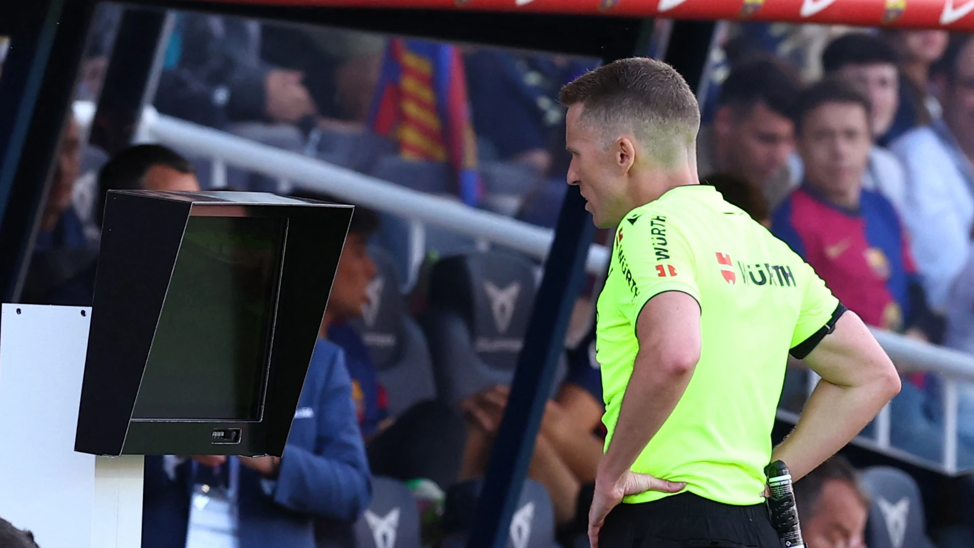 Alejandro Hernández Hernández revisa una jugada en el VAR durante el Clásico Alejandro Hernández Hernández revisa una jugada en el VAR durante el Clásico