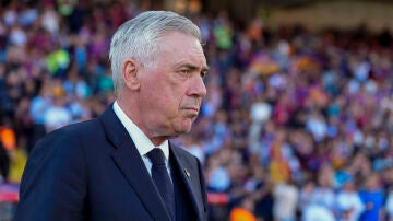 Carlo Ancelotti durante el Barça-Real Madrid en Montjuic