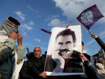 Un manifestante sostiene una foto del líder militante kurdo encarcelado Abdullah Ocala