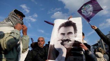 Un manifestante sostiene una foto del líder militante kurdo encarcelado Abdullah Ocala