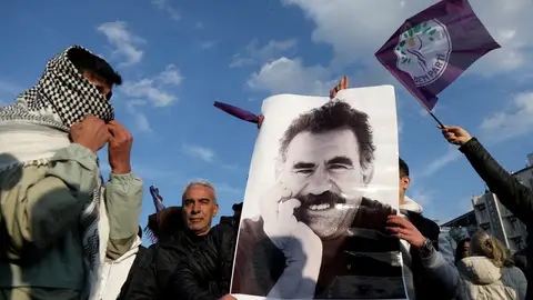 Un manifestante sostiene una foto del líder militante kurdo encarcelado Abdullah Ocala Un manifestante sostiene una foto del líder militante kurdo encarcelado Abdullah Ocala