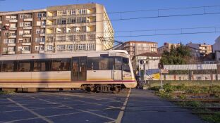 Imagen de archivo de un tren en un paso a nivel