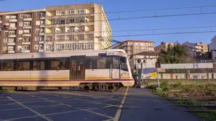 Imagen de archivo de un tren en un paso a nivel Imagen de archivo de un tren en un paso a nivel