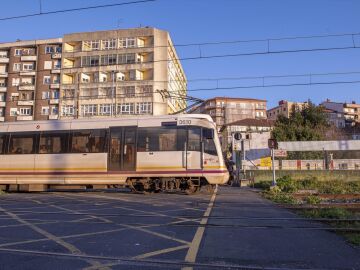 Imagen de archivo de un tren en un paso a nivel
