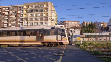 Imagen de archivo de un tren en un paso a nivel