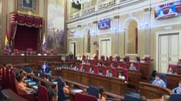  70 escolares de toda Canarias protagonizan el Pleno del Parlamento de la región: "Más respetuosos que los diputados"