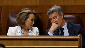 El líder del Partido Popular (PP), Alberto Núñez-Feijóo (d), conversa con la secretaria general del partido, Cuca Gamarra (i)