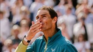 Rafa Nadal posa con su &uacute;ltimo t&iacute;tulo de Roland Garros