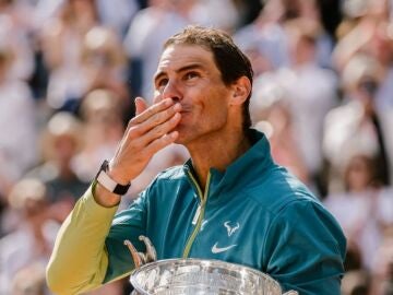 Rafa Nadal posa con su último título de Roland Garros