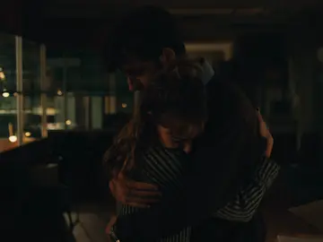 Bosco y Barbie se funden en un apasionado abrazo Bosco y Barbie se funden en un apasionado abrazo