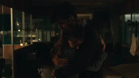 Bosco y Barbie se funden en un apasionado abrazo Bosco y Barbie se funden en un apasionado abrazo