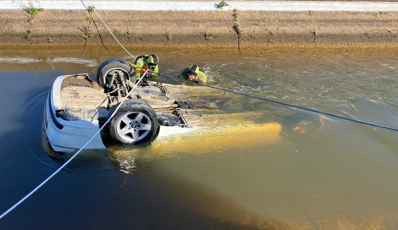 Imagen de archivo de coche en canal