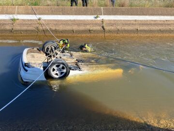 Bomberos rescatando el coche hundido en un canal de Cartaya (Huelva)