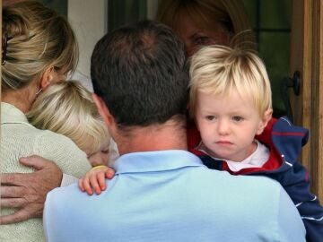 Sean McCann, en brazos de su padre en 2007